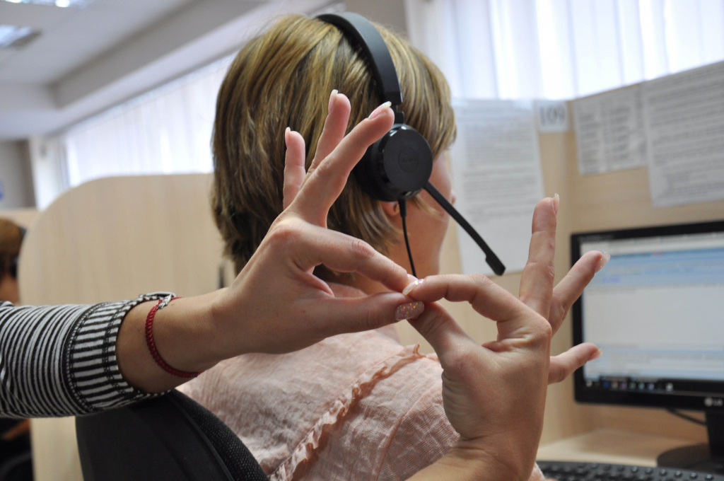 Урядовий контактний центр приймає та реєструє звернення до органів виконавчої влади від осіб з порушенням слуху, використовуючи жестову мову