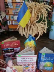 Барви української державності –  серпнева блакить неба і жовтогарячий зерновий лан