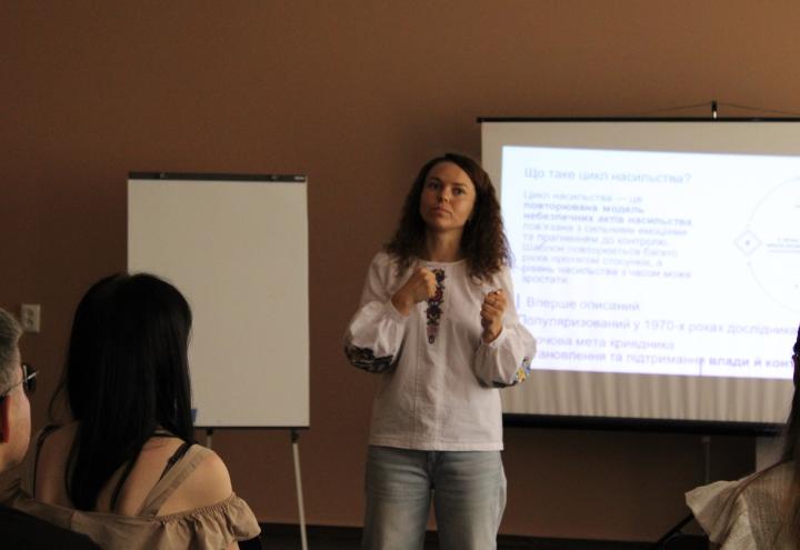 Як працює цикл домашнього насильства та фаза «Медового місяця