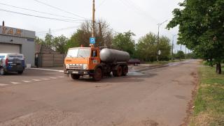 В рамках виконання вимог Міської екологічної програми промислові підприємства розпочинають полив вулиць, які межують із санітарно-захисними промисловими зонами