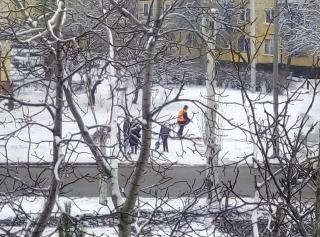 Організовано роботи з розчищення та посипки територій району