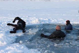 Як поводитися на льоду і що робити, якщо ви провалилися