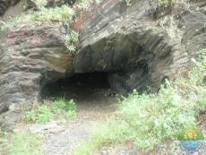 Неподалік від площі Артема у Саксаганському районі нашого міста знаходиться унікальна памятка природи місцевого значення – Сланцеві скелі