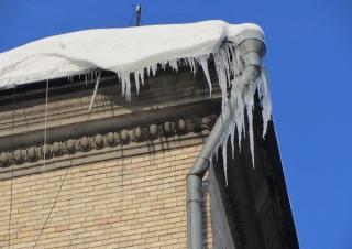 Будьте обережні! Під ногами ожеледиця над головою бурульки!
