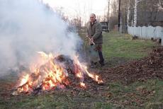 Спалення опалого листя та залишків сухої рослинності