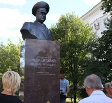 22 липня 2015 року в м. Сєверодонецьк, Луганської області було встановлено пам’ятник генерал-майору Радієвському Олександру Віталійовичу